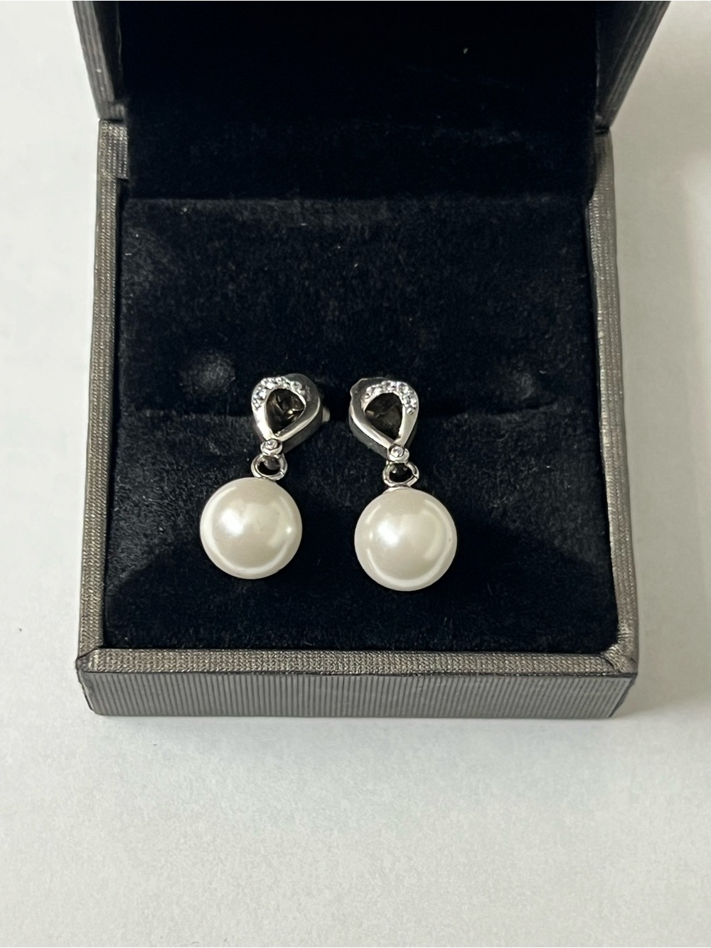 🎁Classic Pearl Drop Earrings - White Pearls with Silver Accents